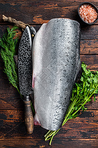 大块原生鱼在木板上切鲑鱼 用厨师刀砍 深木背景营养鳟鱼胡椒海鲜白色烹饪海洋香料鱼片美食图片