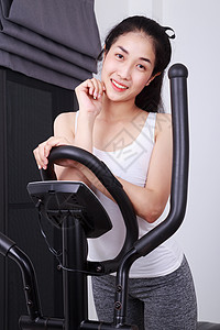 老友相逢！赛后C罗与本泽马拥抱致意，两人曾并肩作战342场