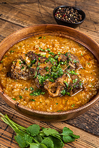 格鲁吉亚Kharcho 羊肉汤 配有大米 西红柿和木碗的香料胡椒香菜盘子午餐美食羊肉厨房草本植物勺子食物图片