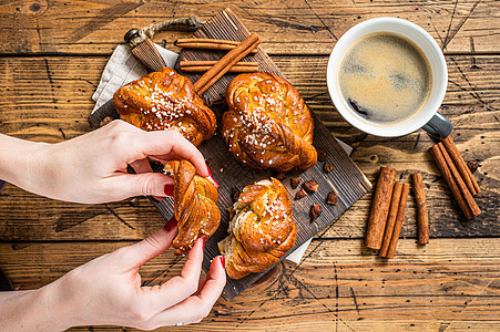 带肉桂面包或卷饼的早餐 瑞典木制背景食物烹饪棕色黑色白色甜点面团蛋糕午餐咖啡图片