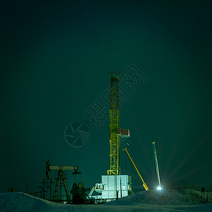夜间钻探机 夜视钻井和油泵插孔图片