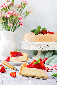 草莓芝士蛋糕和鲜花水果咖啡甜点馅饼浆果杯子桌子石头午餐食谱图片