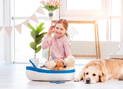 小女孩玩海船 用金色猎犬角色友谊动物宠物朋友们海洋玩具队长家庭微笑图片