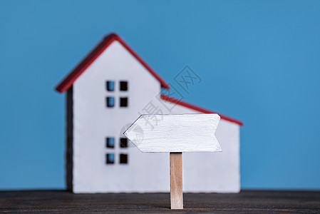 房屋背景 自有住宿概念 蓝背景 前视等标志牌的木板图片