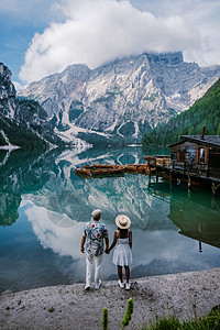 浪漫之地的美丽风景 在高山湖 阿尔卑斯山 多洛米蒂山 意大利 欧洲设有木桥和船只假期公园岩石蓝色远足顶峰旅游海岸湖景旅行图片