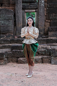 穿泰国传统服装的妇女应受到薪资尊重公园裙子旅行寺庙问候语戏服历史女士女性艺术图片