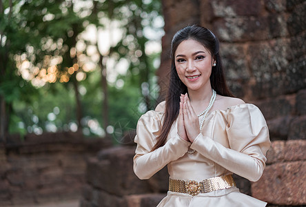 穿泰国传统服装的妇女应受到薪资尊重戏服微笑旅行裙子石头成人历史女孩女性公园图片