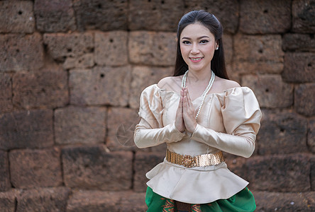 穿泰国传统服装的妇女应受到薪资尊重戏服艺术女士问候语女性女孩旅行寺庙公园文化图片