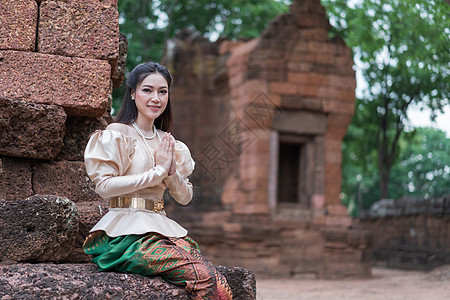 穿泰国传统服装的妇女应受到薪资尊重戏服历史艺术寺庙石头问候语旅行女性女士裙子图片