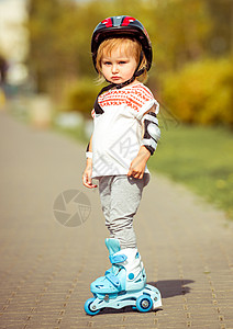 穿着溜冰鞋和头盔的2岁女孩闲暇运动森林孩子安全游戏享受滚筒幸福溜冰者图片