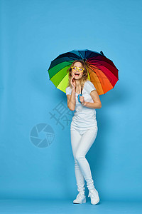 配着蓝底彩彩色雨伞的时装女人潮人咖啡自由微笑工作室裙子彩虹衣服喜悦眼镜图片