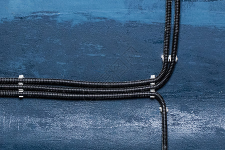 工业电缆电源连接和绝缘电线安装在墙上的电线维修安全力量管道金属住宅技术建筑工作房子图片