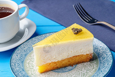 盘子上的柠檬芝士蛋糕快关门饼干馅饼木头桌子早餐食物奶油面包橘味食品图片