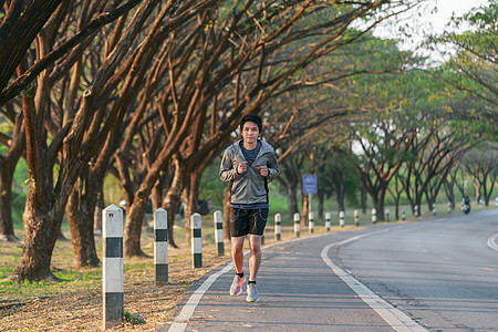 在公园中跑的健身人活动训练速度男人小路男性慢跑者娱乐运动员行动图片