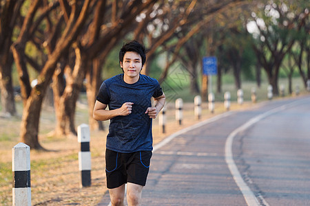 在公园中跑的健身人赛跑者娱乐街道运动员活动速度行动慢跑者运动训练图片