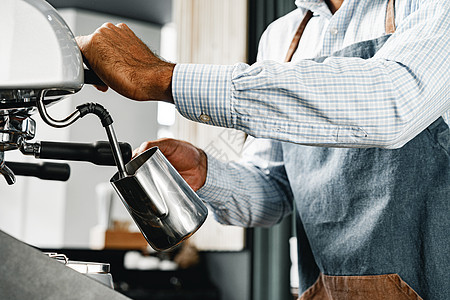 在专业咖啡机上准备咖啡的 不可辨认的男士酒吧男人工作柜台员工雇主男性餐厅机器围裙咖啡师图片