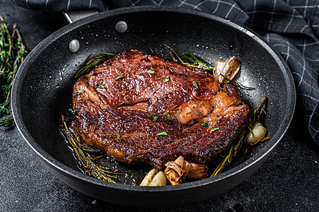 烤肋骨牛排 锅里牛肉肉 黑色背景 顶层风景香料牛扒草本植物炙烤肋骨木板眼睛牛肉肋眼烧烤图片