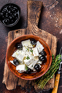 带新鲜奶酪 百香和橄榄的沙拉 深色背景百里香牛奶白色木板桌子食物奶制品立方体山羊黑色图片