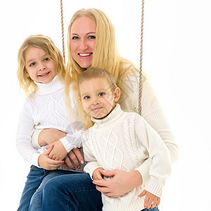 母亲和两个孩子一起坐在绳子摇摆上快乐家庭幸福拥抱微笑姐姐乐趣女孩儿子父母喜悦女性图片