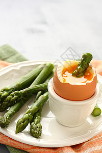 绿色的螺旋藻 白盘上含软煮蛋蔬菜摄影盘子早餐沙拉蛋黄白色食物烹饪美食图片