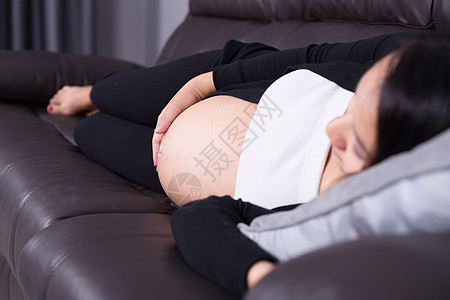 睡在沙发上的孕妇长椅腹部生活睡眠怀孕说谎女性母亲肚子母性图片