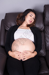 睡在沙发上的孕妇母性怀孕腹部女性母亲说谎父母肚子长椅休息图片