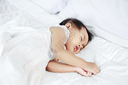婴儿睡在家中的床上说谎睡眠卧室女性童年婴儿床男生孩子毯子女孩图片