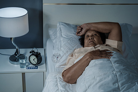 患有失眠症的老太婆想睡在床上警报疼痛悲伤药品女性睡眠孤独老年苏醒卧室图片