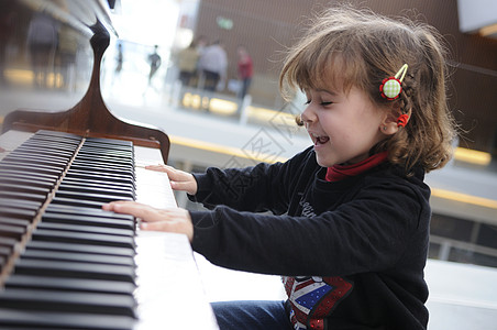 小女孩弹钢琴玩得开心了闲暇天赋戏剧爱好女孩音乐家婴儿孩子乐器孩子们图片