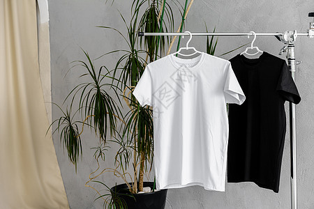 用于设计展示的挂衣架上白色和黑色T恤衫品牌嘲笑衣服脖子休闲装折叠服饰小样服装推广图片