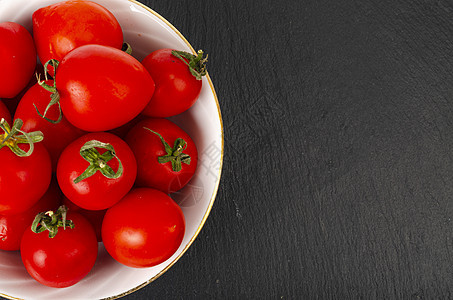 白色沙拉碗中的红樱桃西红柿背景图片