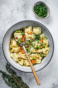 拉维奥利苏普面条 面碗里有绿色 白背景 顶层视图美食营养香菜午餐草本植物饺子盘子食物煮沸蔬菜图片