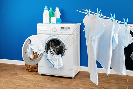 靠近墙壁的洗衣房内部配有洗衣机和干衣机架子技术烘干机衣服浴室机器家政植物器具加载图片