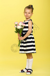 穿着漂亮裙子的可爱女孩 盛着花束花图片