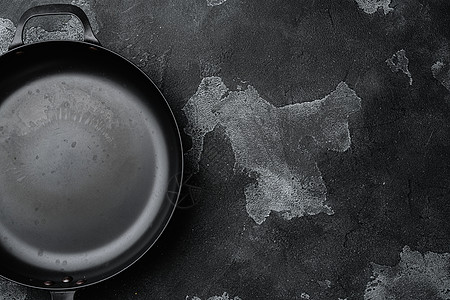 复古铸铁煎锅 带有文本或食物的复制空间 带有文本或食物的复制空间 顶视图平躺 黑色深石桌背景图片