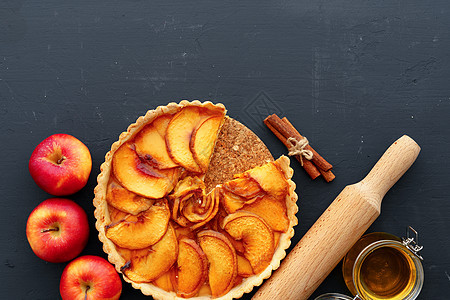 木制桌上的苹果馅饼和红苹果小吃食物盘子木头糕点甜点水果图片