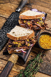 白面包上慢熏拉猪肉三明治 木制的背景 顶视图投标红色午餐小吃牛肉胸部熏制美味食物包子图片