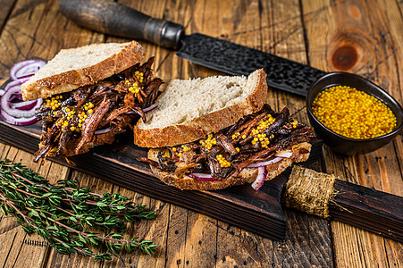 白面包上慢熏拉猪肉三明治 木制的背景 顶视图棕色桌子午餐小吃食物投标包子美味炙烤牛肉图片