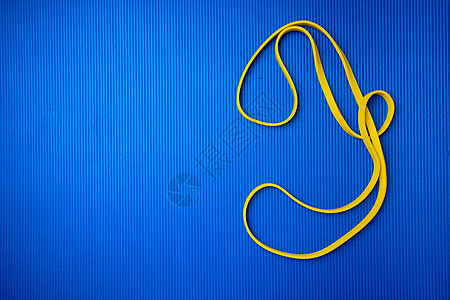 体育锻炼蓝垫底的黄色健身绳卫生蓝色火车跳绳活动绳索闲暇健身房保健重量背景