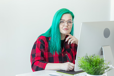 插画家 平面设计师 动画师和艺术家概念  拥有美丽绿色头发和眼镜的创作女性在笔记本电脑上绘图企业家公寓项目生活阁楼就业裤子自雇商图片
