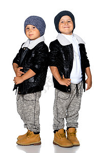 两个穿黑夹克和帽子的小男孩家庭男孩们男人童年工作室公园兄弟领带孩子蓝色图片