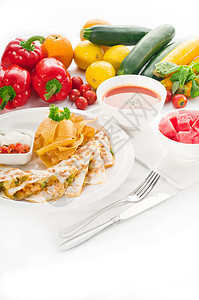 原墨西哥玉米饼粉末鳄梨奶油馅饼玉米片盘子香料午餐香菜餐厅筹码图片