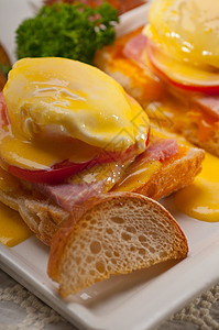 用番茄和火腿烤面包上的鸡蛋宏观午餐食物盘子烹饪面包火腿黄油英语脆皮图片