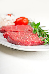 神户三扎基牛肉奶牛红色食物用餐牛扒绿色盘子迷迭香大理石纹白色图片