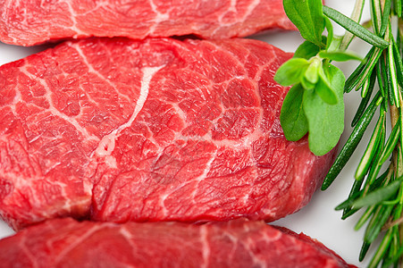 神户三扎基牛肉用餐午餐牛扒奶牛大理石纹美食盘子绿色红色食物图片