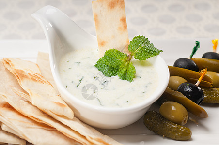 希腊语 Tzatziki 酸奶酱和皮塔面包黄瓜午餐蔬菜营养酸奶奶制品面包香料薄荷饮食图片