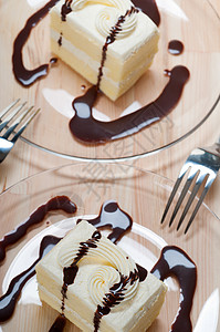 新鲜奶油蛋糕 加巧克力酱汁糕点馅饼蛋糕鞭打小吃甜点桌子面包宏观盘子图片