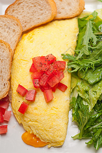 配番茄和沙拉的奶酪蛋奶折叠早餐盘子火腿饮食宏观食物胡椒草本植物油炸背景图片