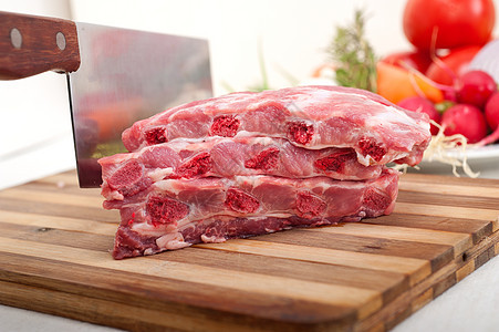 切新鲜猪肉肋排和蔬菜草药食谱味道厨房营养工作室肋骨市场杂货店美食图片