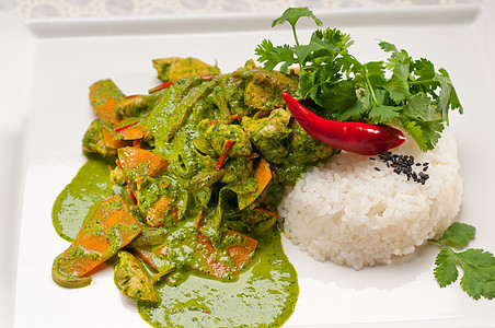 鸡肉加青咖喱蔬菜和大米宏观香料家禽食物美食胡椒盘子香菜午餐图片